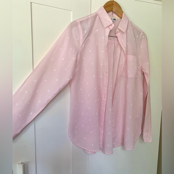 Old Navy The Classic Shirt - Long Sleeve Button Down Light Pink. - Picture 3 of 4